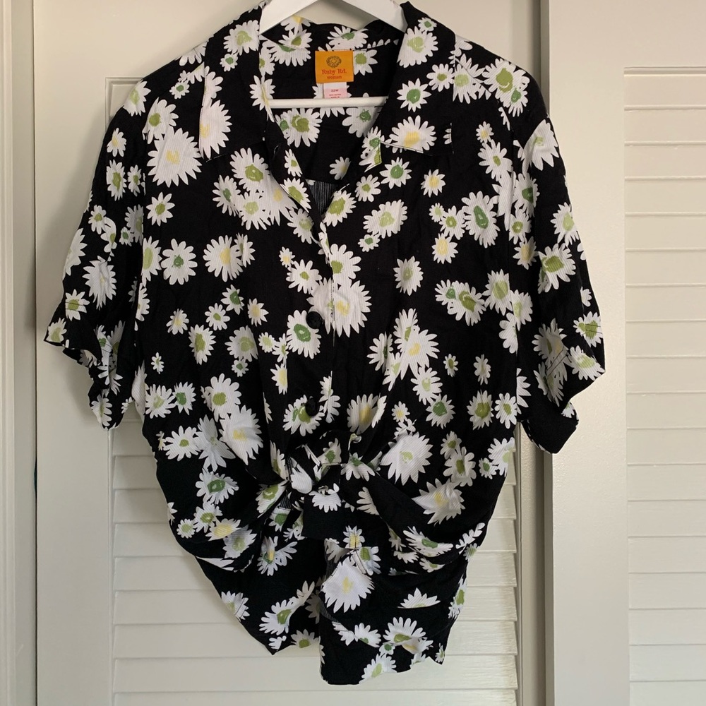 100% viscose/rayon daisy print button down